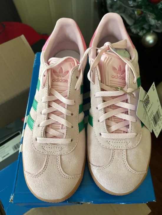 adidas Gazelle J Pink Suede Sneakers with Gum Sole, size 7 women , 6 youth. - Picture 2 of 6